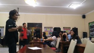 Para jurnalis saat meliput razia di Aula Sutanto Polres Sumenep. Namun sayang, liputan para jurnalis/wartawan mendapatkan perlakuan tidak santun kepada para jurnalis.