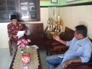 Salah seorang wali siswa yang tak setuju sumbangan kenang-kenangan tersebut digunakan untuk membeli AC adalah Januar Herwanto. Secara resmi Januar mengajukan protes kepada Kepsek dengan mengirim surat, Selasa (24/5).