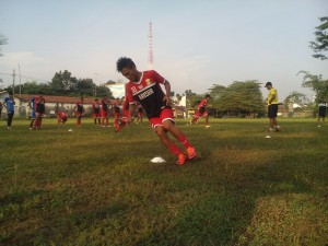 Para pemain Perssu kala melakukan latihan di Kampung Talang, Kenjeran Malang Jumat (27/5)