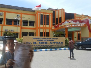 Ketua LSM Nirwana, Darmendra Tarigan saat membeberkan surat laporan yang dikirm ke Mapolda Jatim, Kamis (25/05).