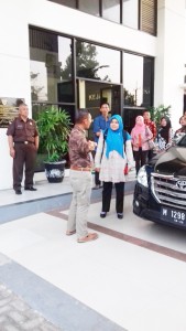 BINCANG-BINCANG. Wakil Ketua Lembaga Perlindungan Saksi dan Korban (LPSK) Askari Razak berbincang di depan Kantor Kejaksaan Negeri Sumenep, Kamis (4/8).