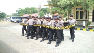 ANTISIPASI. Polres Probolinggo siagakan pasukan untuk mencegah permasalahan konflik sosial.