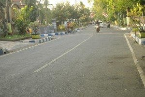 MELIBURKAN DIRI. Kawasan ruas jalan Dr. Moh. Saleh sepi dari Pedagang Kaki Lima yang setiap hari mangkal terpaksa tidak berjualan karena ada penilaian WTN selama dua hari.
