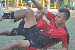 LATIHAN. Kapten Persepam Madura Utama (P-MU), Chairul Rifan berlatih fisik bersama rekan setimnya di lapangan Ronggosukowati Pamekasan, Madura.