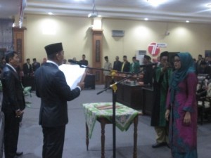 DILANTIK. Nuriyana dilantik sebagai wakil rakyat menggantikan Ahmadi Said, anggota Fraksi PPP yang berhalangan tetap, Senin (22/8). Pasca dilantik, dia mengaku belum tahu apa yang akan dilakukan.