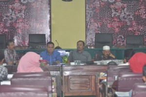 MENGADU. Puluhan Pendamping Desa (PD) Kabupaten Pamekasan, Madura, mendatangi Kantor DPRD setempat, Kamis (25/8).