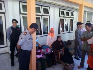 SIAGA. Polisi bejaga-jaga di depan pintu masuk ruang jenazah RSD dr. H. Moh. Anawar Sumenep, Senin (1/8). Hingga kemarin pukul 17.17 jasad Samsul Arifin masih dilakukan autopsi.