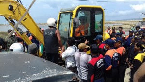 KISRUH. Warga Desa Karang Anyar dengan pihak PT Garam saat melawan upaya penggusuran gudang penyimpanan garam milik warga setempat oleh PT. Garam, Kamis (4/8).
