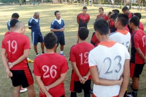 SEMANGAT- Jaya Hartono, pelatih Persepam MU memberikan arahan kepada skuadnya usai memimpin latihan rutin di Lapangan Pendopo Ronggosukowati, Pamekasan, Madura, dua hari yang lalu.