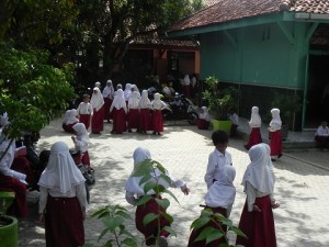 BERSERAGAM. Siswa SD sedang bermain di halaman sekolahnya saat jam istirahat.