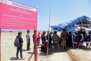 BERKUMPUL. Sejumlah warga sedang berjaga di batas lahan kawasan hutan lindung di Dusun Trokem, Desa Majungan, Kecamatan Pademawu, Pamekasan, Kamis (25/8).