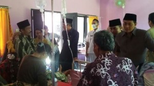 LIHAT. Rombongan Komisi IV DPRD Sampang saat melakukan sidak ke Puslesmas Jrengik lantaran sering mendapat laporan mengenai praktik pembelian obat di luar puskesmas, Senin (22/8).