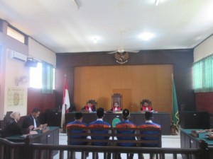 SIDANG. Keempat terdakwa saat mendengarkan vonis oleh majelis hakim di PN Sampang, Kamis (25/8).