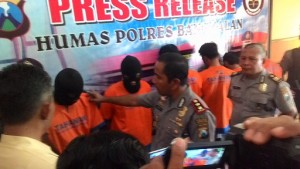 BEBER BARANG BUKTI. Kapolres Bangkalan, Madura, AKBP Anisullah M Ridha bertanya pada GM, pelaku begal atas seorang remaja di Bancaran. GM ditembak karena berusaha kabur saat disergap petugas kepolisian.