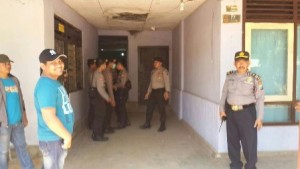 KONFLIK PILKADES. Sejumlah polisi mengamankan kantor sekretariat P2KD Tanjung Bumi.