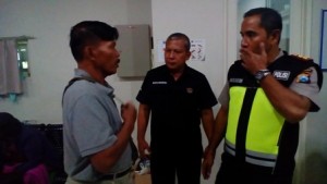 BERBINCANG. Kapolres Bangkalan AKBP Anisullah M Ridha berbincang dengan ayah Reni, sesaat sebelum masuk ke ruang ICU.