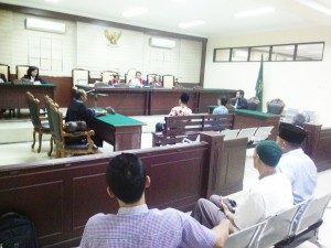 SIDANG. Terdakwa saat menjalani sidang putusan di Pengadilan Tipikor Surabaya, Kamis (11/8).