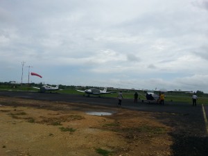KROSCEK. Petugas sedang mengkroscek pesawat latih di Bandara Trunojoyo Sumenep, Kamis (4/8).