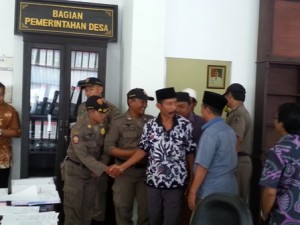 TAGIH. Warga Desa Lapa Laok, Kecamatan Dungkek, mendatangi Kantor Bupati Sumenep, Kamis (25/8).