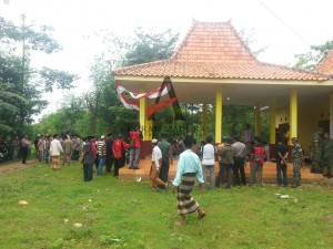 Sejumlah warga saat mendatangi Balai Desa Beluk Kenek sebagai bentuk penolakan atas penetuan tokoh dalam melaksanakan PAW Kades, beberapa waktu lalu.