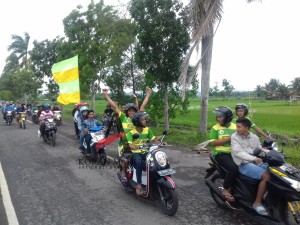 Konvoi suporter Perssu menyambut kedatangan tim kesayangan (FATHOL ALIF)
