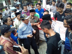 Ketua DPRD Sumenep menemui massa aksi yang menagih janji politik anggota dewan