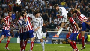 Bek sekaligus Kapten Real Madrid (tiga kanan) menanduk bola ke gawang Atletico Madrid beberapa waktu lalu. (IST)