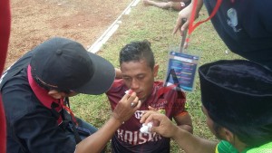 Anis, pemain belakang Perssu Kaisar Madura mendapat perawatan dari tim medis setelah mengalami patah tulang pada hidungnya. Pertandingan Semi Final ISC B antara Perssu Vs PSS Sleman ini berlangsung Rabu sore, 14 Desember 2016 di Stadion Gelora Bumi Kartini, Jepara.