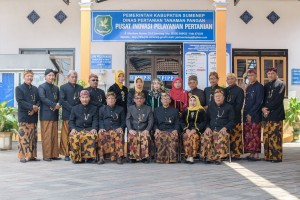 Kepala Disperta Kabupaten Sumenep, Bambang Heriyanto (duduk, deretan ketiga dari kiri), saat foto bersama di depan kantor Disperta Sumenep. (MADANI)