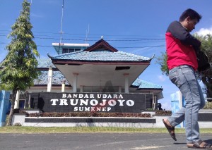 Warga melintas di depan kantor Bandar Udara Trunojoyo. (Dok)
