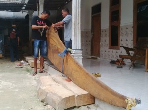 Pengrajin sedang proses membuat kujang raksasa di Desa Aeng Tong Tong, Kecamatan Seronggi. (FATHOL ALIF)