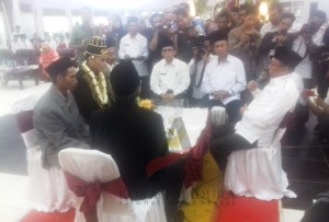 Salah satu peserta nikah massal saat mendengarkan pengarahan dari Bupati Sumenep, A. Busyro Karim. (FATHOL ALIF)