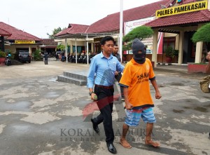Dukun cabul digiring petugas. (ALI SYAHRONI)