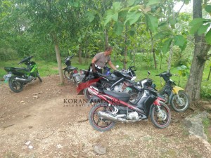 Seorang aparat Unit Reskrim Polsek Blega, Bangkalan, mengamankan sepeda motor yang ditinggalkan oleh para penjudi Jangkrik (ALMUSTAFA)