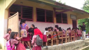 Siswa SDN Saplasah melaksanakan proses belajar mengajar di teras karena renovasi sekolah mereka masih mandeg.