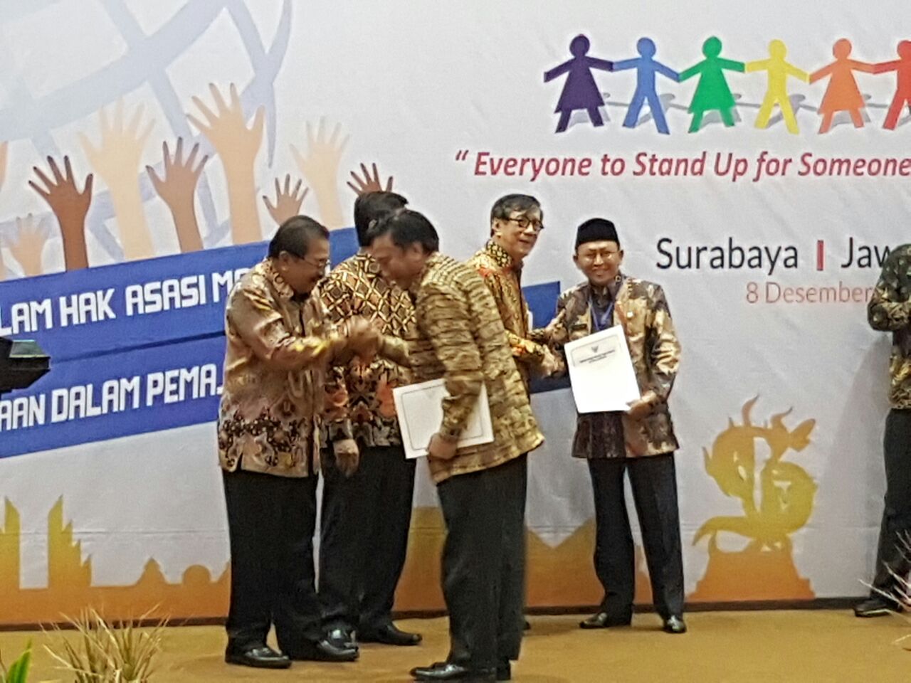 Bupati Sumenep Terima Penghargaan Peduli HAM