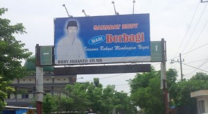 Salah satu reklame bando jalan di Jalan Jokotole Pamekasan
