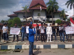 Aktivis Gempar saat di depan kantor DPRD Sumenep. (FATHOL ALIF)