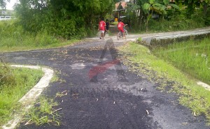 Salah satu hotmix pengaspalan yang ditengarai asal-asalan di Jalan Maggis, Kota Sampang. (MUHLIS)