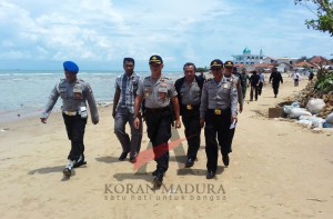 Kapolres Sumenep H. Yoseph Ananta Pinora (tengah) sedang mengunjungi tempat kejadian pembakaran motor penambang pasir liar di Desa Ambunten Tengah, Kecamatan Ambunten Sumenep, Rabu 14 Desember 2016. (Humas Polres Sumenep)