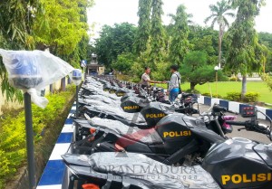 Kasubag Humas Polres Sumenep, AKP Hasanudin, saat nengecek puluhan kendaraan yang bakal didistribusikan untuk Sabhara. (JUNAIDI)