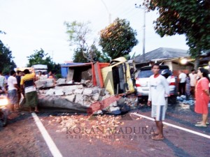 Telur yang diangkut truk yang terlibat kecelakaan tumpah dan berserakan. (ALI SYAHRONI)