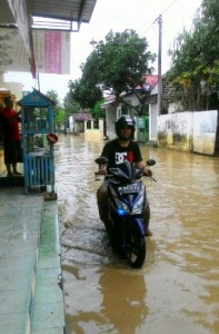 Genangan air sudah mulai masuk di Jalan Melati, Kelurahan Dalpenang, Kecamatan/ Kabupaten Sampang. (MUHLIS)