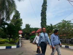 Foto : Kuasa hukum Suyanto, Syaiful Anwar (pakai dasi) di Mapolres. (JUNAIDI)
