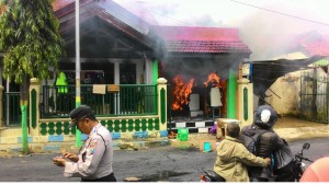 Kobaran api yang terus menjalar di Loundry Bahagia yang berada di Jalan Bahagia, Kelurahan Rongtengah, Kecamata/ Kabupaten Sampang. (MUHLIS)