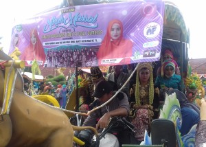 Salah satu peserta nikah massal naik odong-odong menuju tempat resepsi pernikahan di gedung Korpri Sumenep. (FATHOL ALIF)