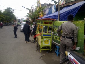 Satpol PP Sampang saat melakukan penertiban PKL di Jalan Panglima Sudirman