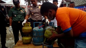 Wahyu mempraktekkan cara ngoplos elpiji dihadap kapolres dan Dandim Bangkalan.