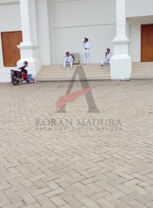 Karena molor, sejumlah kades ke luar aula untuk merokok. (ALMUSTAFA)