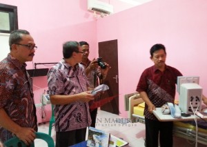 Kabag Perekonomian Setkab Sumenep Moh Hanafi saat meninjau sejumlah Alkes di RSUD dr H. Moh Anwar. (JUNAIDI)